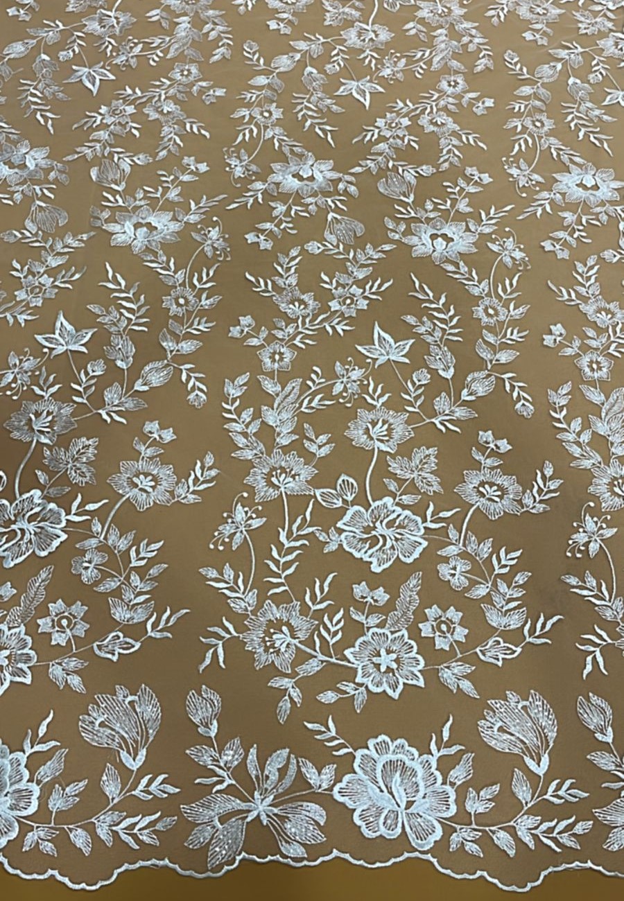 RENDA BORDADA COM PAETÊS FLORAL DELICADO off