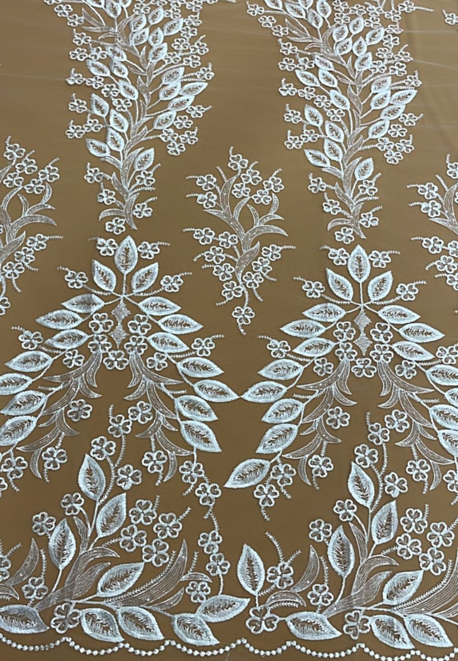 RENDA BORDADA COM PAETÊS FLORAL E FOLHAGENS Branco