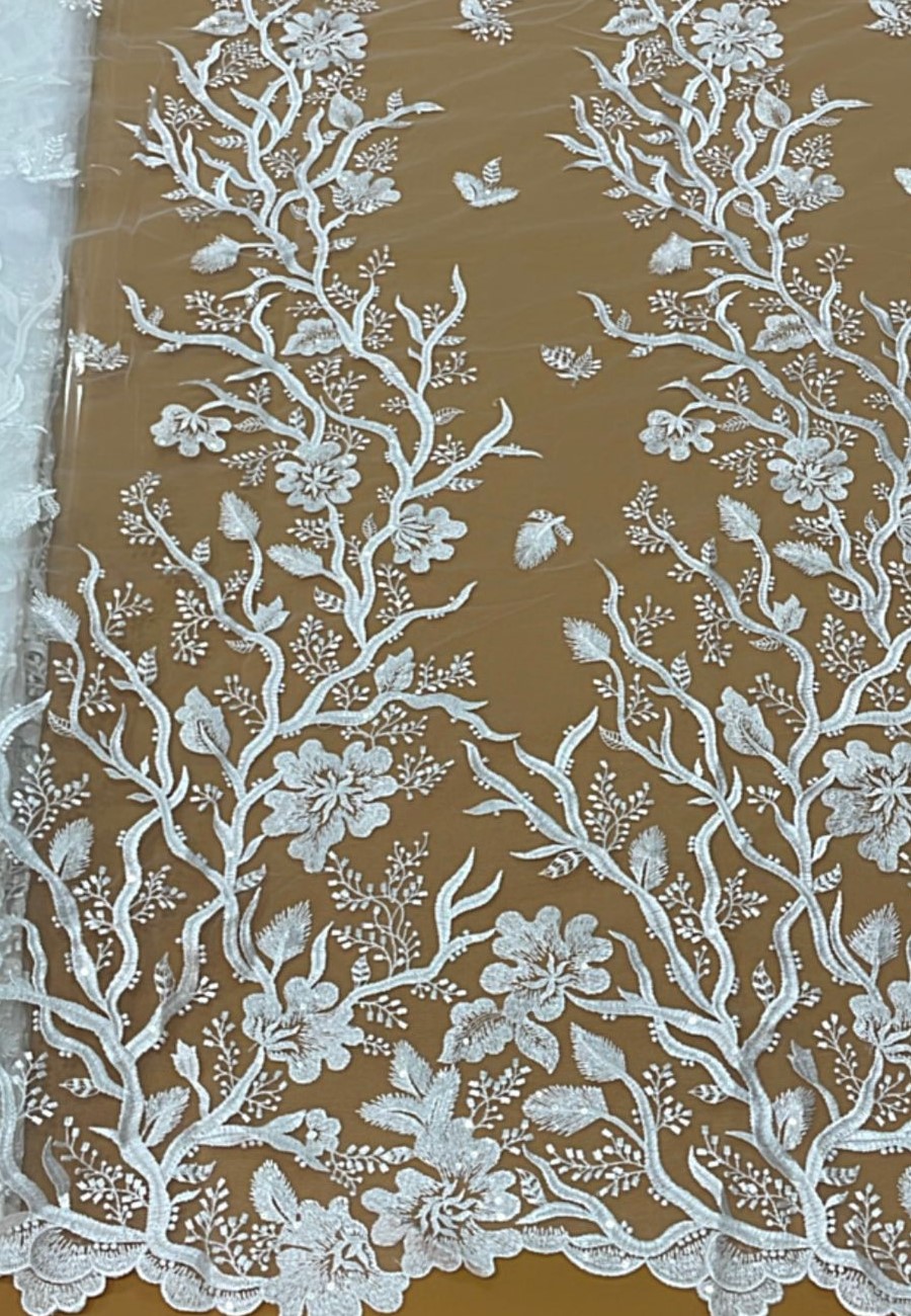 RENDA BORDADA COM PAETÊS FLORAL GALHOS Off