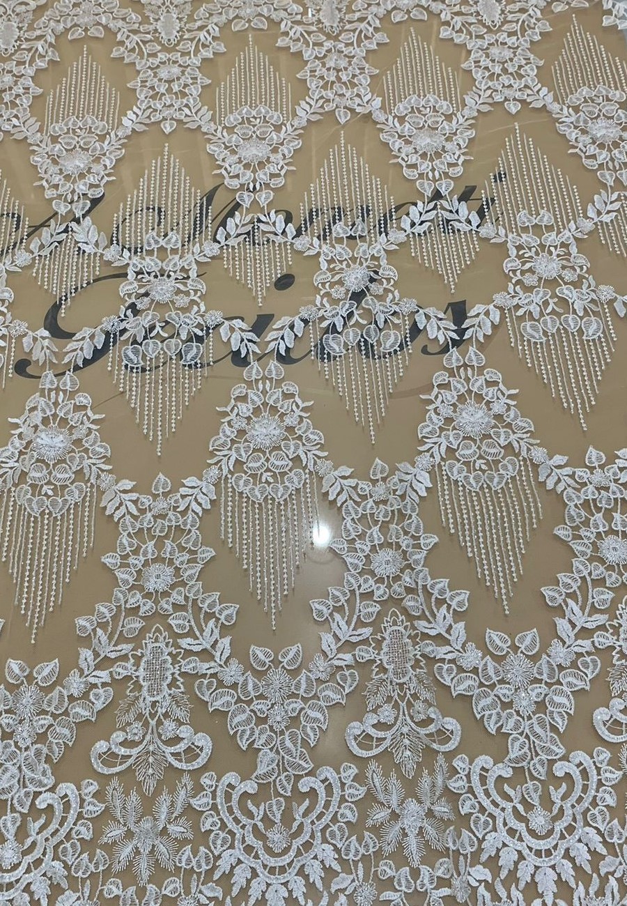 RENDA BORDADA COM PAETÊS FOLHAS OFF WHITE