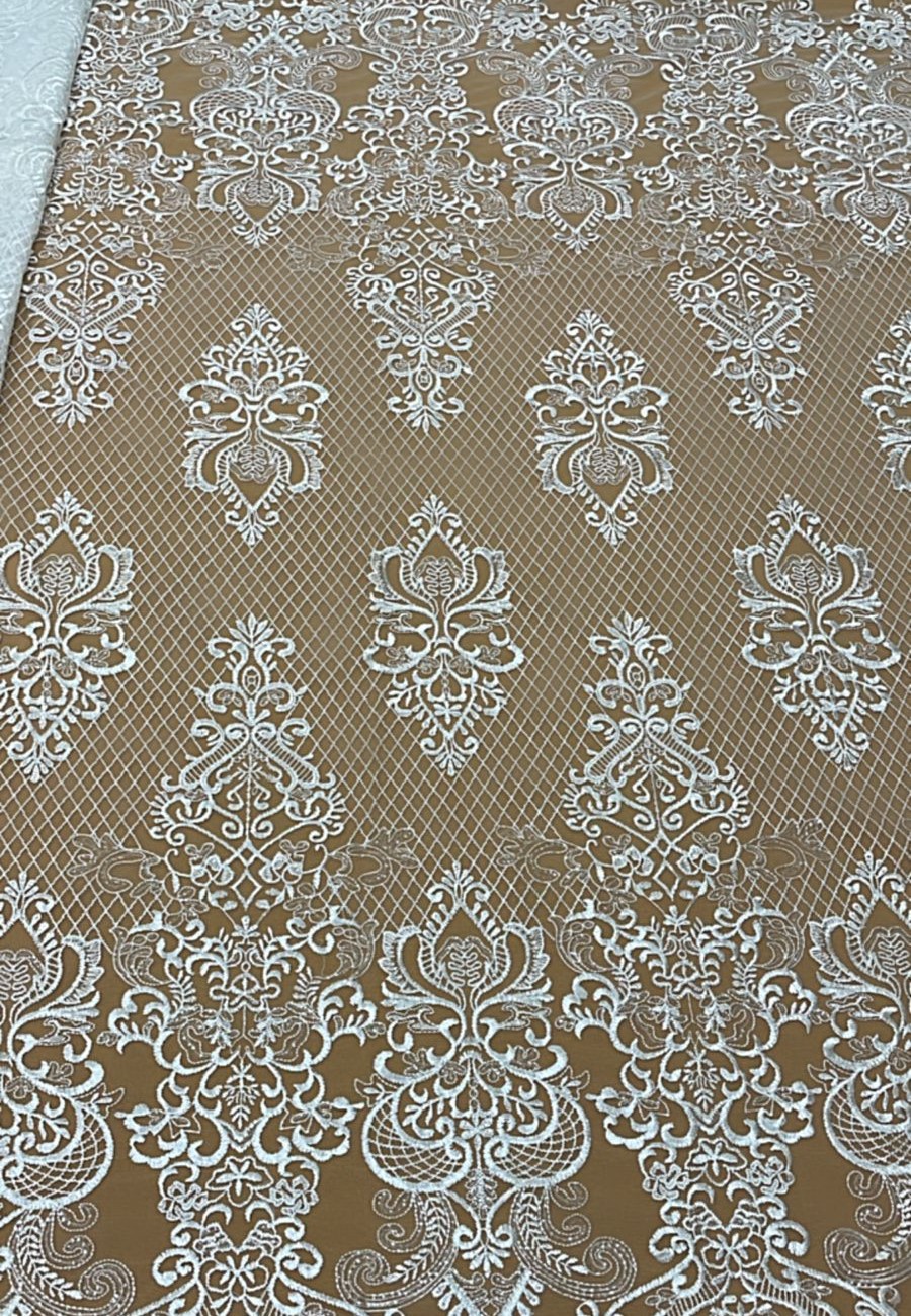 RENDA BORDADA COM PAETÊS EM ARABESCO