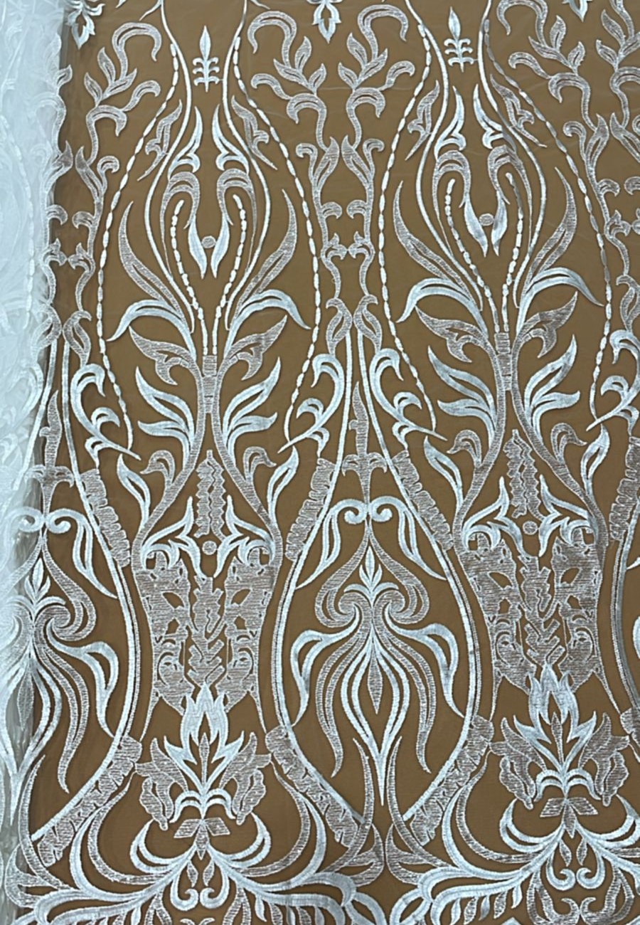 RENDA BORDADA COM PAETÊS EM ARABESCO GRANDE