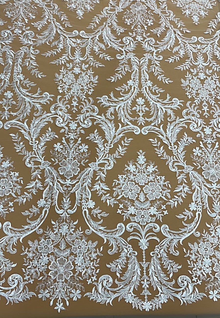 RENDA BORDADA COM PAETÊS EM ARABESCO FLORAL