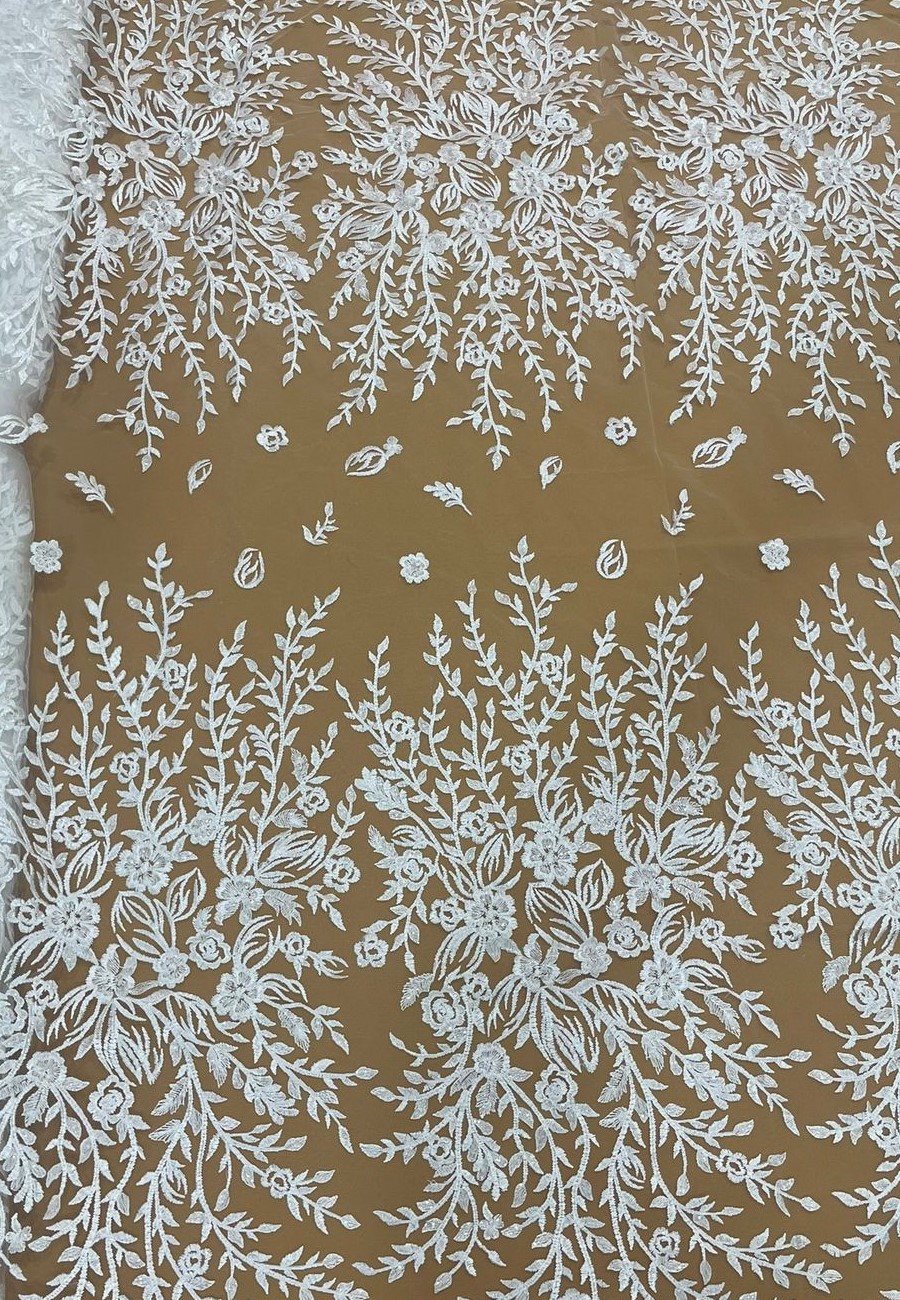 RENDA BORDADA COM PAETÊS FOLHAS E FLORES Off