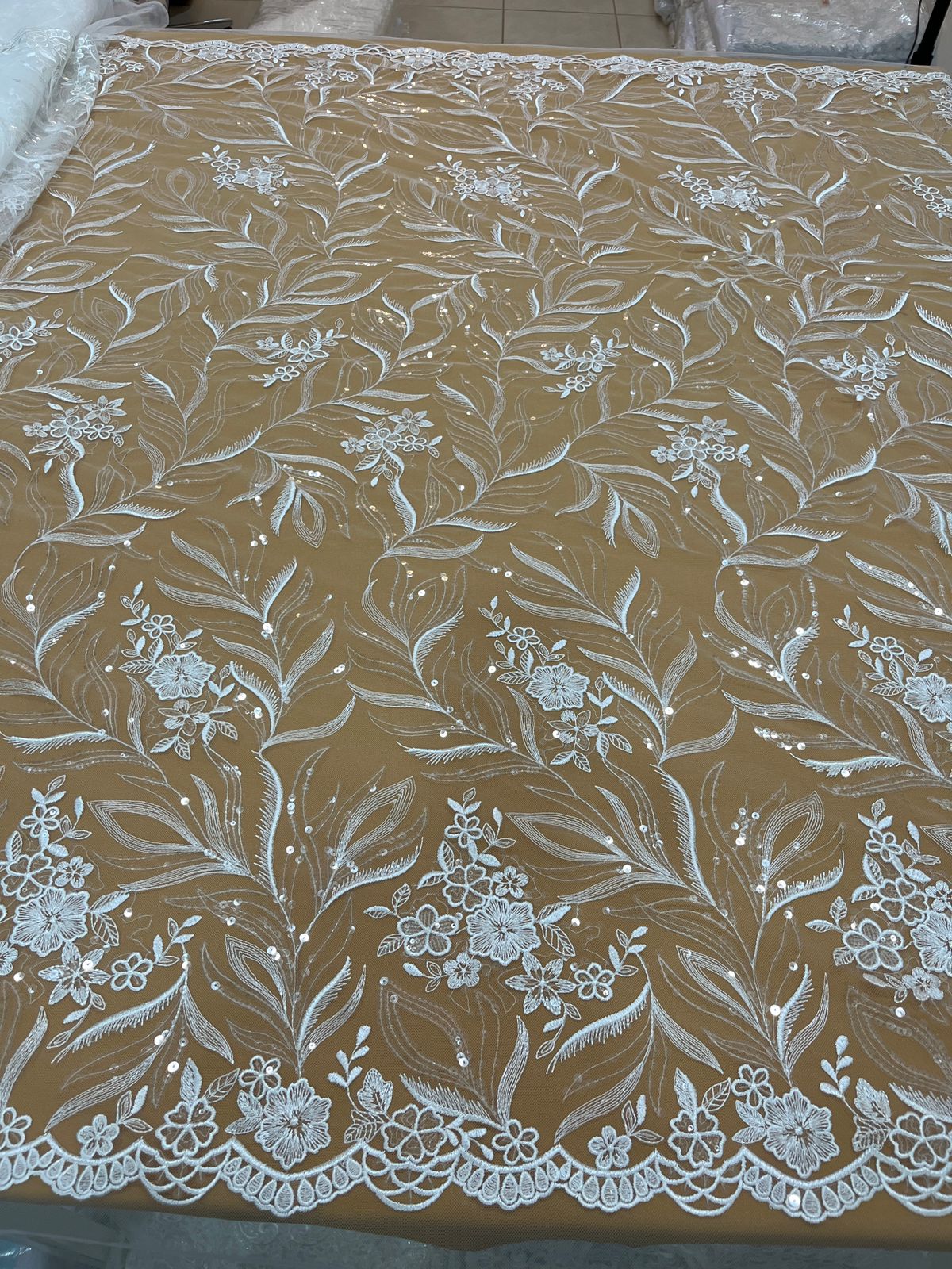 Renda Bordada Com Paetês Floral Delicado Branco - Image 2