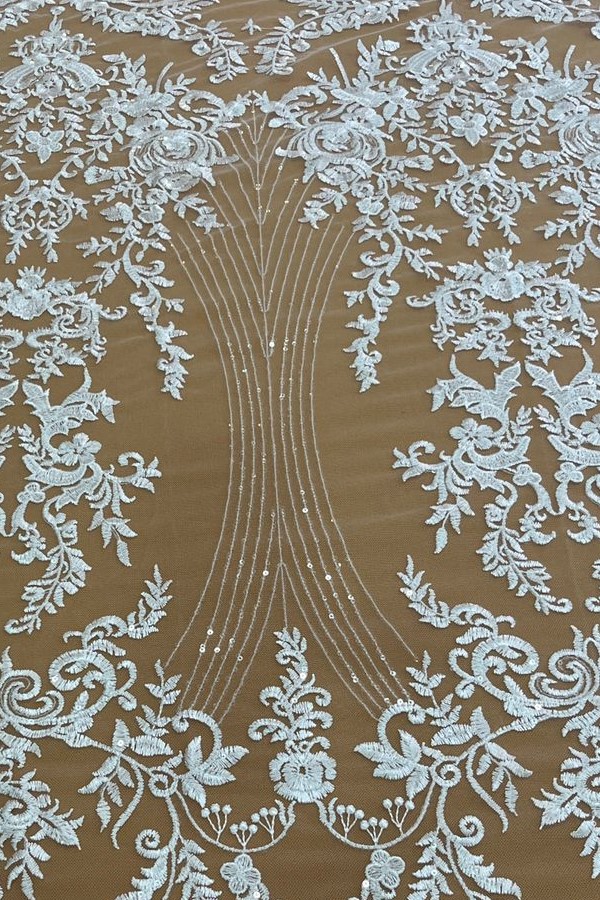 Renda Bordada Com Paetês Floral e Linhas Off