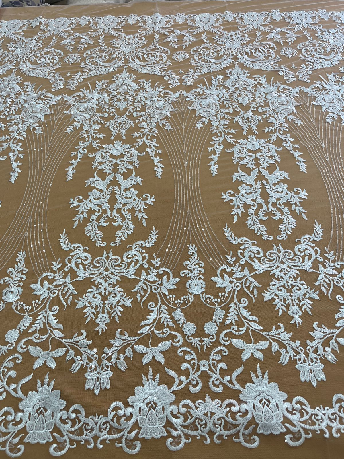 Renda Bordada Com Paetês Floral e Linhas Off - Image 2